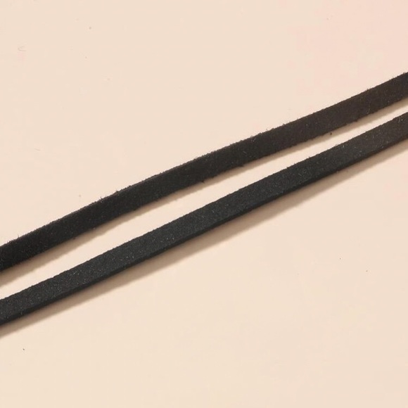 ⚜️𝟯𝟬%𝗢𝗙𝗙 𝗯𝘂𝗻𝗱𝗹𝗲𝘀 𝟯+⚜️ NEW 2 Layered Black Simple Choker - Picture 4 of 9